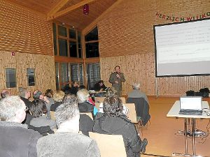 Bürgermeister Gerhard Müller erläuterte die Pläne, die der Gemeinderat im Hinblick auf notwendige und anstehende Projekte in der Gemeinde erarbeitet hat. Foto: Blaich Foto: Schwarzwälder-Bote