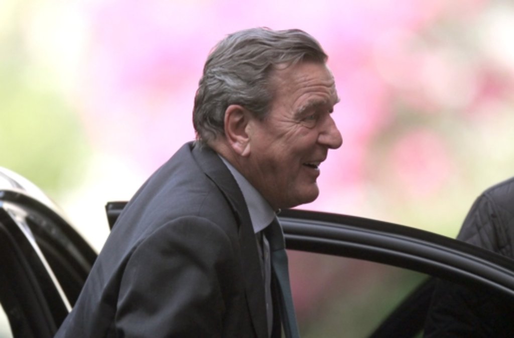 Ex-Bundeskanzler Gerhard Schröder bei der Ankunft im Schlosshotel in Kronberg im Taunus (Hessen). Zu diesem Zeitpunkt dachte der Altkanzler noch an nichts Böses.