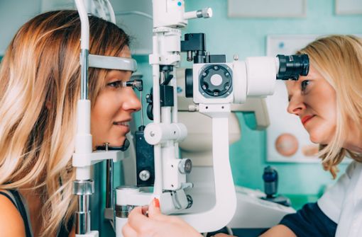 Messung Augeninnendruck: Ein erhöhter Augeninnendruck kann auf ein Glaukom (grüner Star) hinweisen. Die Ergebnisse der Studien zeigen, dass die Augeninnendruckmessung ein Glaukom als Einzelmaßnahme nicht zuverlässig vorhersagen oder diagnostizieren kann. Nach den Leitlinien der Augenärzte sollte sie nur in Kombination mit einer Augenspiegelung angeboten werden. Foto:  adobe/Microgen
