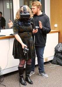 Heike Molnar, Schriftführerin des Kreis-Feuerwehrverbands, testet im Technologiezentrum  die VR-Brille. Foto: Kommert Foto: Schwarzwälder Bote