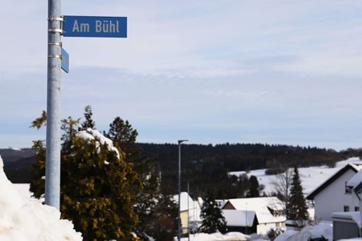 2020 hat der  Gemeinderat überplanmäßige Ausgaben für die Straße Am Bühl bewilligt.  Grund:  marode  Randsteine.  Foto: Weiger Foto: Schwarzwälder Bote