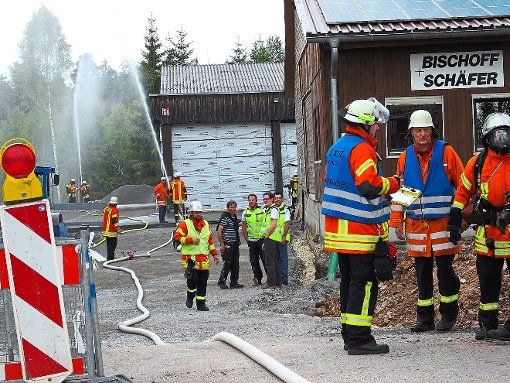 Die Feuerwehr Neuweiler absolvierte ihre Hauptübung auf dem Gelände einer großen Holzhandlung. Foto: Stocker Foto: Schwarzwälder-Bote