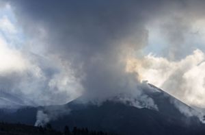 Mit einer Dauer von inzwischen 85 Tagen ist der Vulkanausbruch auf La Palma seit Sonntag der längste in der bekannten Geschichte der spanischen Kanareninsel. Foto: dpa/Delmi Álvarez