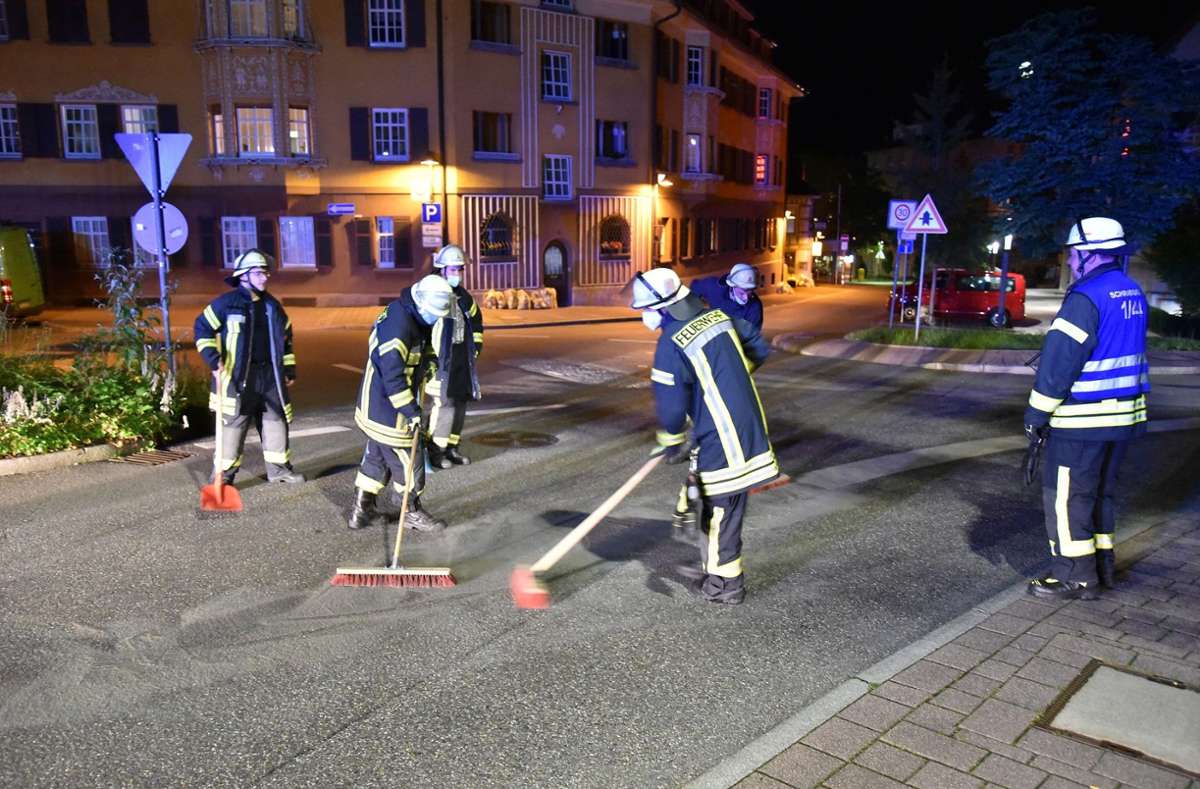 Durch mehrere Straßen der Talstadt zog sich die Ölspur - hier sind die Einsatzkräfte auf der Schillerstraße und am Mühlegraben tätig. Foto: Wegner