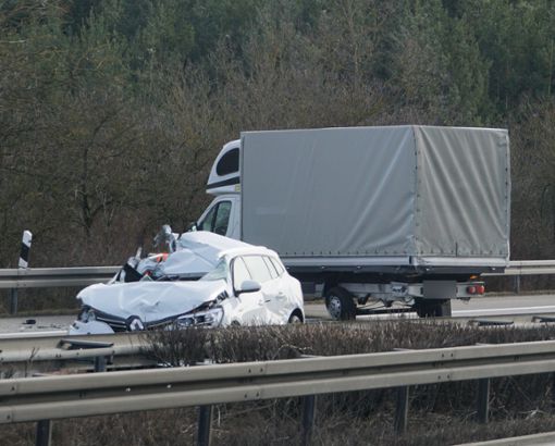 Ein Renault krachte auf der A 81 zwischen Empfingenund Horb in ein Stauende. Foto: Jürgen Lück