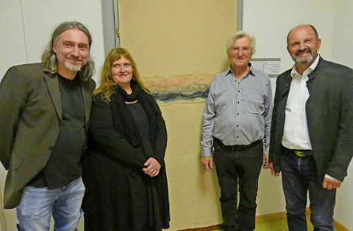 Mateusz Budasz (von links), Ariane Faller, Künstler Heinrich Graf und Bürgermeister Josef Herdner vor der „Bürgermeistertür“ Foto: Siegfried Kouba