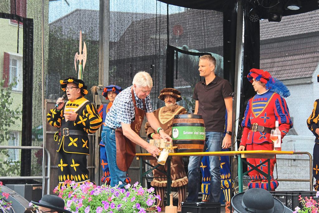 Mit dem Fassanstich durch Bürgermeister Siegfried Scheffold und dem Prolog zum Hornberger Schießen wurde das Stadtfest um 18 Uhr offiziell eröffnet.