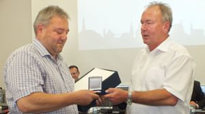 Mit  Medaille und Urkunde ist Grünen-Fraktionschef Andreas Laib (links) von Oberbürgermeister Klaus Konzelmann verabschiedet worden. Foto: Kistner Foto: Schwarzwälder Bote