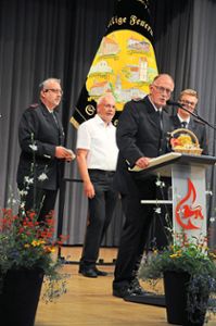 Moderator Jochen Schaub, Ewald Graf und Stadtbrandmeister Werner Storz (von links) freuen sich über die neue Chronik der Feuerwehr. Fotos: Ziechaus Foto: Schwarzwälder Bote