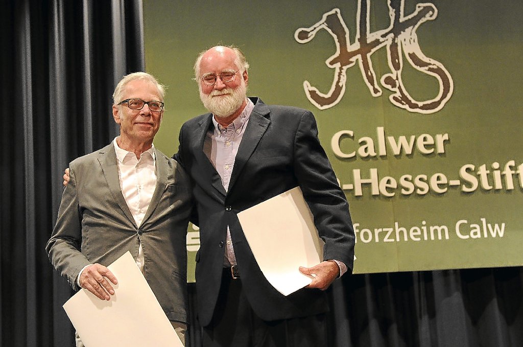 Mit einem Ehrenpreis wurde der langjährige Herausgeber der Hesse-Werke beim Suhrkamp-Verlag, Volker Michels (links), ausgezeichnet. Der US-Schriftsteller Nicholson Baker (rechts) und sein deutscher Übersetzer Eike Schönfeld erhielten den Internationalen-Hermann-Hesse-Preis.