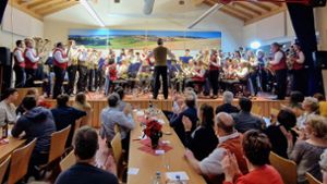 Zum Abschluss des Doppelkonzerts präsentieren beide Musikvereine aus Kommingen und Stahringen gemeinschaftlich die bekannte Polka Von Freund zu Freund. Foto: Conny Hahn