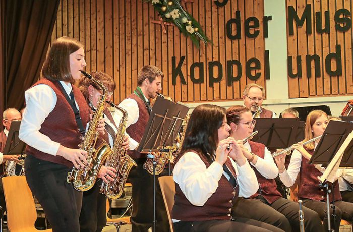 Zum Schluss wird es weihnachtlich: Kappeler Musikkapelle spielt groß auf