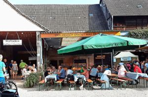 Zahlreiche Gäste zog es am Sonntag nach Neuried. Dort hatten 15 Höfe zu sich eingeladen und allerlei Kulinarisches angeboten. Foto: Heitzmann
