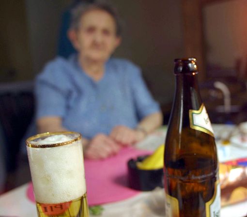 Viele Ältere mit Alkoholproblemen verschweigen ihr Suchtproblem.  Foto: AOK Foto: Schwarzwälder-Bote