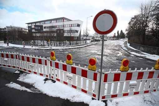 Die Arbeiten an der  Brücke in der Peterzeller Straße konnten aufgrund des Wintereinbruchs noch nicht beginnen.  Foto: Eich