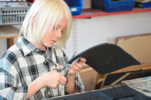 Ein junger Künstler beim Gestalten im Kinder-Kunst-Workshop.  Foto: Museum Art. Plus/Art. Plus Foundation Foto: Schwarzwälder-Bote