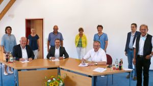 Firma Holcim und Gemeinde unterzeichnen Verträge