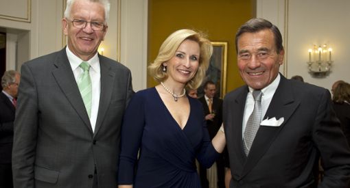 Ein Bild vom Mai 2012: Elisabeth Grupp umrahmt von Ministerpräsident Winfried Kretschmann und Wolfgang Grupp. Foto: Staatsministerium Baden-Württemberg