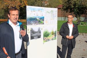 Landschaftsarchitekt Jörg Sigmund (links) und Bürgermeister Gerhard Feeß stellten das Projekt vor. Fotos: Köncke Foto: Schwarzwälder Bote