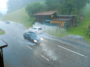 Für die Autofahrer war ein Fortkommen schwierig. Gestern wiederholte sich der wolkenbruchartige Regen.  Foto: Ketterer Foto: Schwarzwälder-Bote
