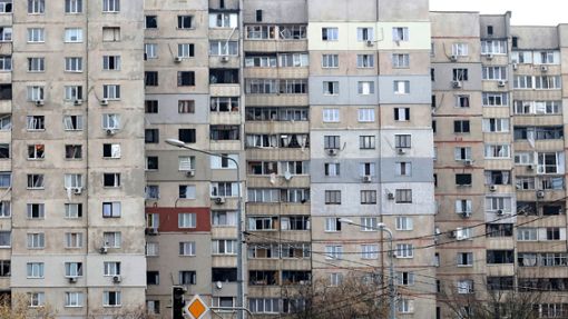 Ein Wohnblock in Charkiw ist nach einem russischen Angriff beschädigt. Foto: ---/Ukrinform/dpa