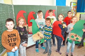 In der Wichtelfabrik der Astrid Lindgren Schule Dauchingen werkeln die Dritt- und Viertklässler an riesigen Wichteln für die Fensterfront der Schule. Foto: Klatt Foto: Schwarzwälder-Bote