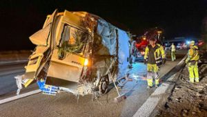 Die Schäden an dem geborgenen Kleintransporter verdeutlichen, wie schwer der Unfall war und welches Glück die beiden Insassen hatten. Foto: Einsatz-Report 24