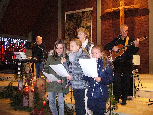 Mit Musik und Gedichtvorträgen stimmten die Akteure in der Bruder-Klaus-Kirche auf Weihnachten ein. Foto: Gerstenecker Foto: Schwarzwälder-Bote