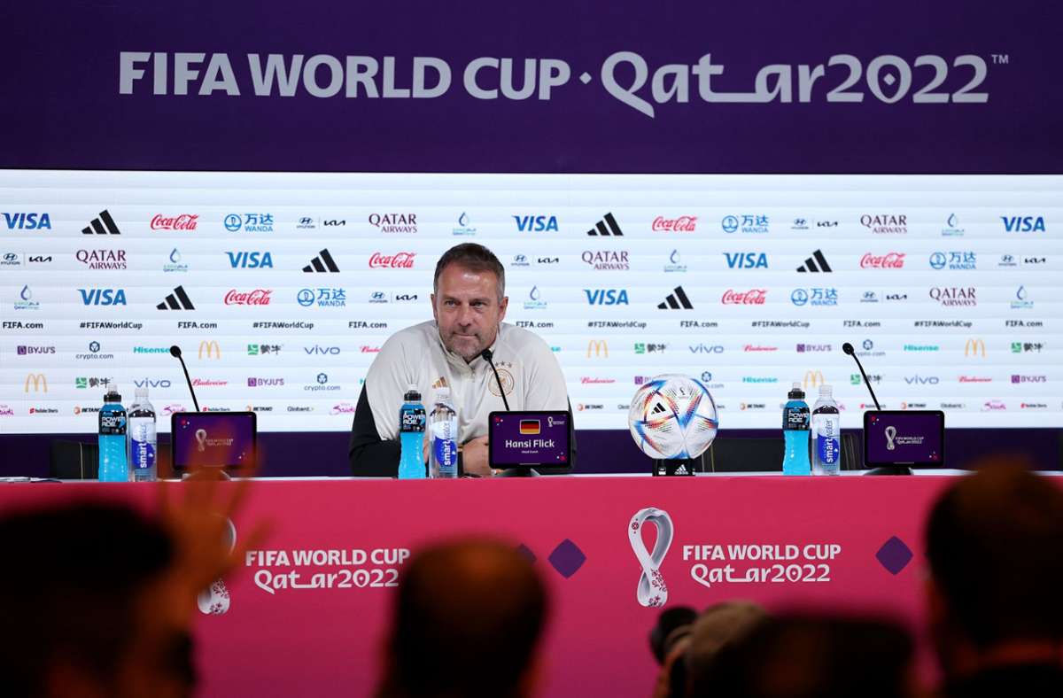Fußball-WM 2022 in Katar: Flick kommt alleine ins Medienzentrum - Ärger mit Fifa droht