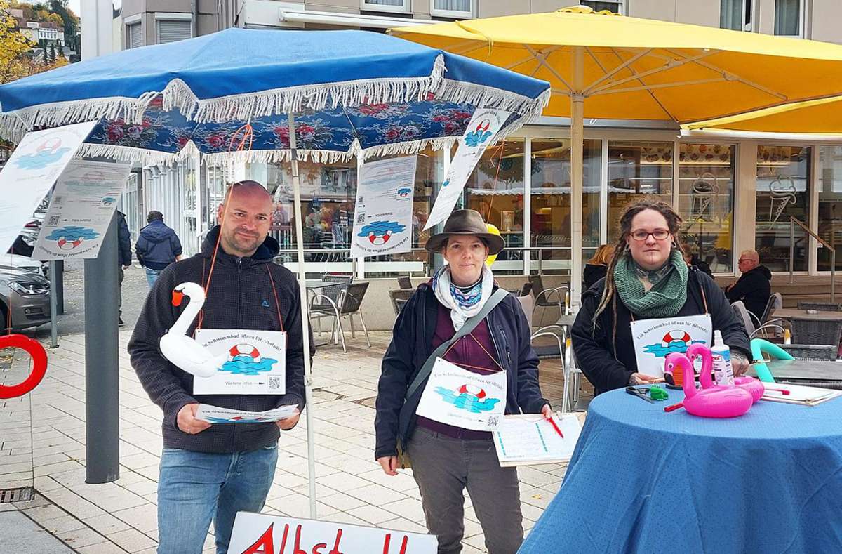 Auf dem Wochenmarkt in Tailfingen haben Tina Czerwonka (Mitte) und ihre Mitstreiter am Freitag Stimmen gesammelt – und Unterschriften.