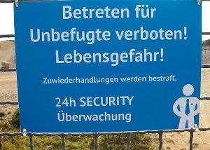 Solche Warnschilder sind am Zaun des Plettenberg-Steinbruchs angebracht. Foto: Privat