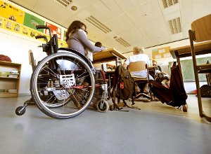 Eine Schülerin nimmt im Rollstuhl am Unterricht teil. Foto: Hollemann