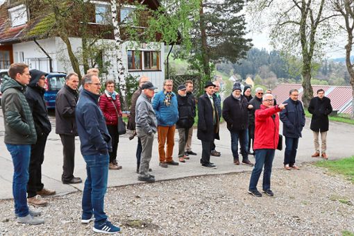 Hermann Hirt erläutert den Kommunalwahlkandidaten, welche Projekte in Lackendorf anstehen. Foto: FDP Foto: Schwarzwälder Bote