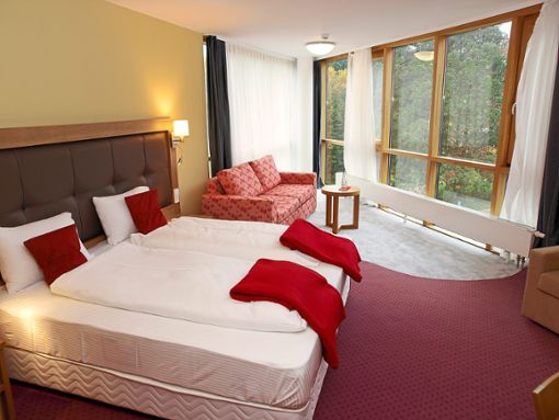 Die schönsten Zimmer des Nashira Kurpark Hotels bieten den Gästen einen freien Blick in den Kurpark von Bad Herrenalb. Foto: Glaser
