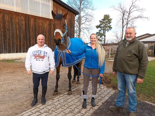 Froh über den Zuzug von Tanja Dietrich (mit Pferd Compari) sind Andreas Brünz (links) und Kurt Wurm (rechts).  Foto: asa Foto: Schwarzwälder Bote