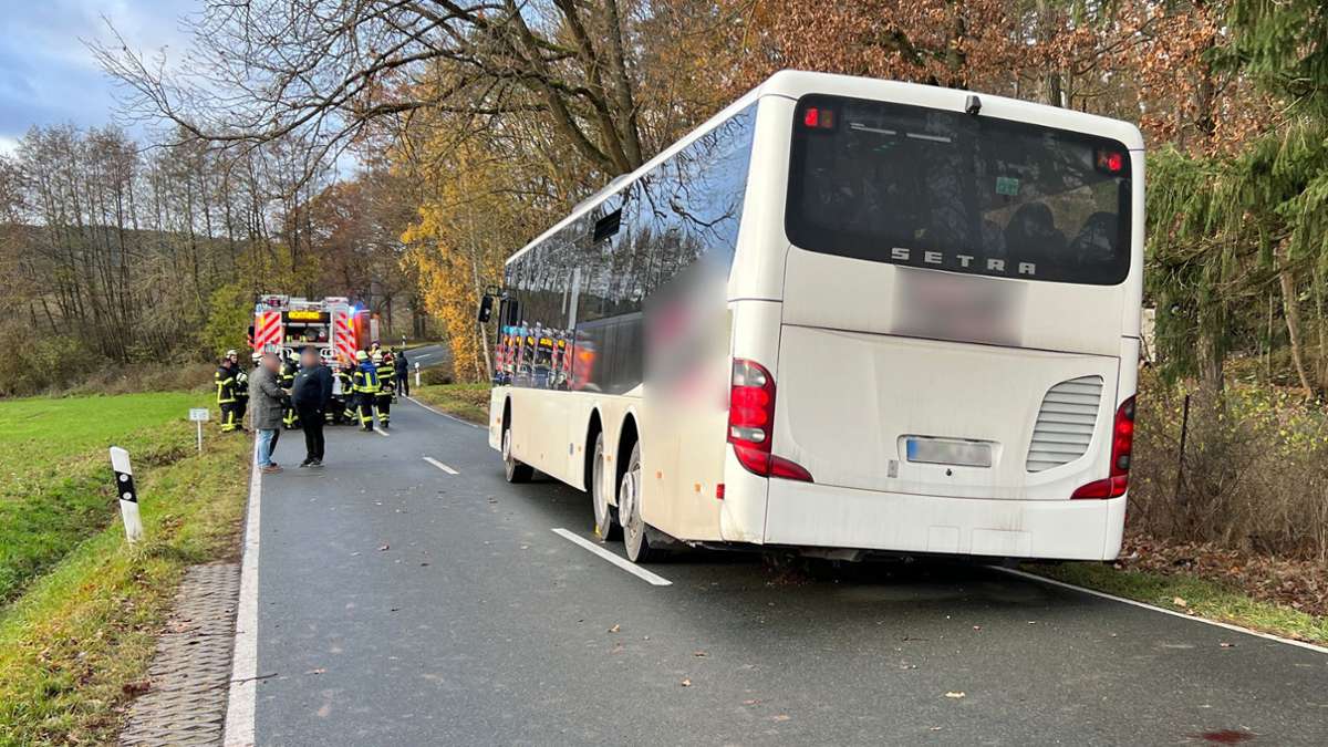 Bei  Cadolzburg in Mittelfranken: Schulbus prallt gegen Baum – mehrere Kinder verletzt