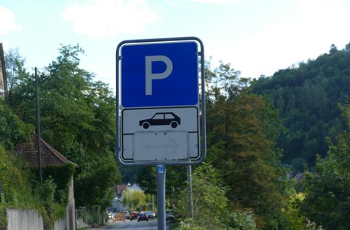 Das Schild weist zu den Parkplätzen in der Wasserfallstraße hin. Vorerst werden dort aber keine neuen errichtet. Foto: Reimer