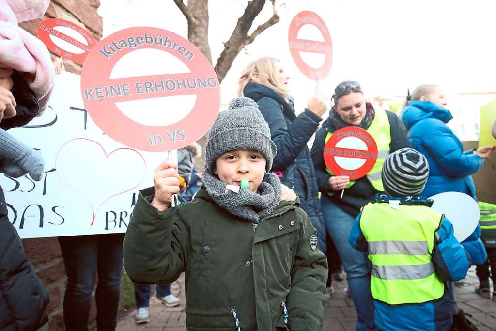 Auch die betroffenen Kinder protestieren gegen die geplante Gebührenerhöhung.  Foto: Eich