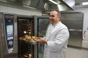 Bis zu 350 Essen täglich können Heiko Schwabe und sein Team in der neuen Küche des Ita-von-Toggenburg-Pflegeheimes zubereiten.   Foto: Lück