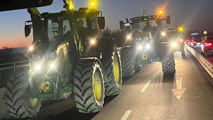 Protest in der Nacht: Landwirte blockieren Edeka-Zentrallager in Offenburg