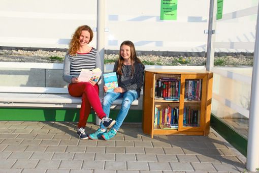 Gerne nehmen Kinder, Jugendliche und Erwachsene das Bücherangebot an – wie hier im Bild Daniela Pfeifer und Tochter Isabell.Foto: Bäuerer Foto: Schwarzwälder Bote