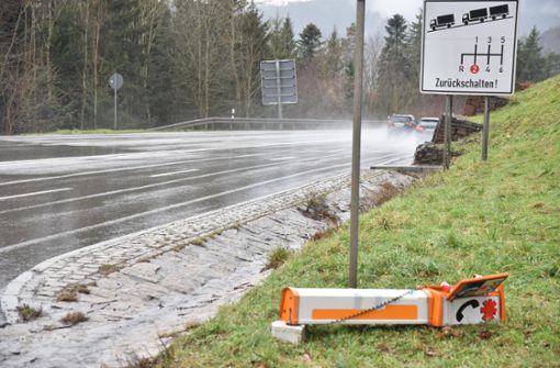 Seit rund einem Monat liegt die Notrufsäule an der B 462 zwischen Sulgen und Schramberg flach. Foto: Wegner