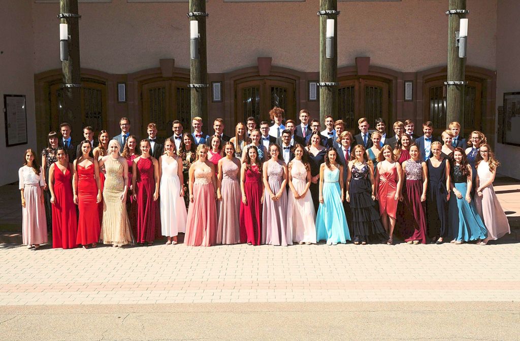 53 junge Frauen und Männer feierten ihr Abitur in der Schwarzwaldhalle.  Foto: Klisch Foto: Schwarzwälder Bote