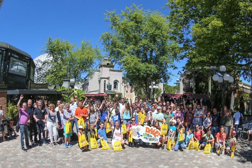 Die Igel-Gruppe bedankte sich beim Europapark mit einem großen, selbst gebastelten Dankesschild.  Foto: Europark Foto: Schwarzwälder-Bote