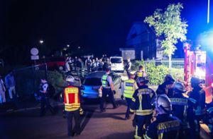 Einsatzkräfte der Feuerwehr und Polizei sind nach der Familienfeier in Hagen im Einsatz. Foto: dpa/Alex Talash