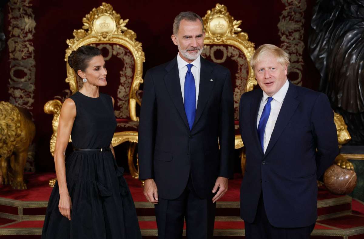 Letizia, Königin von Spanien, und ihr Gemahl König Felipe VI. posieren gemeinsam mit Premierminister Boris Johnson vom Vereinigten Königreich für ein Foto. Foto: AFP/JUANJO MARTIN