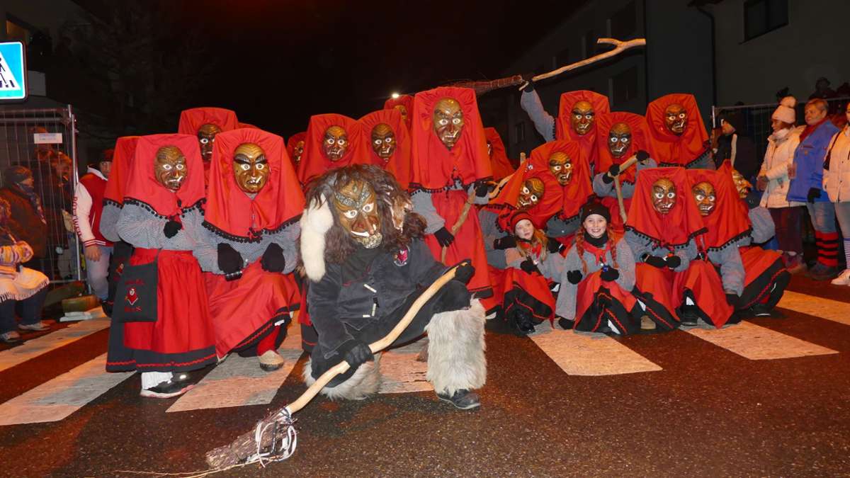 Nachtumzug in Dauchingen: Waldhexen feiern im Schutz der Nacht
