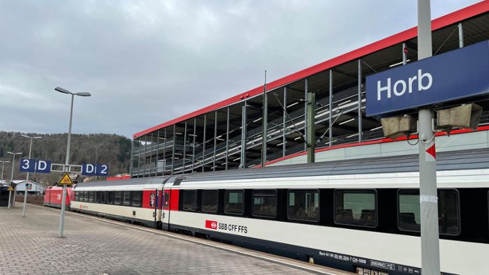 Österreichische Lok zieht Schweizer Zug in Horb