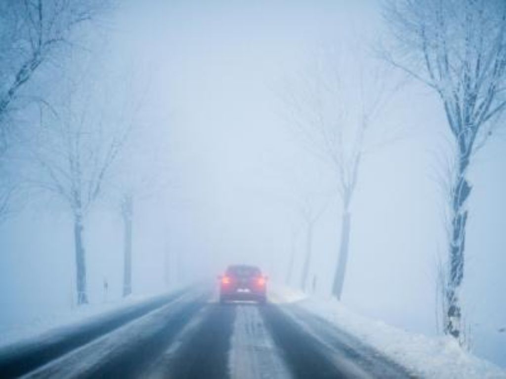 Auf einer verschneiten Straße öffnete eine Autofahrerin versehentlich das Fenster ihrer Fahrertür und wurde von einer Schneeböe überrascht. (Symbolbild) Foto: dpa