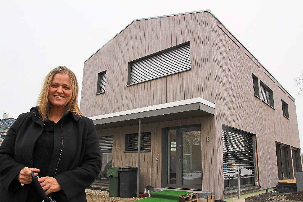 Architektin und Firmenchefin Gabriele Lehner vor ihrem Einfamilienhaus im neuen Wohngebiet hinter dem Sennhof in Donaueschingen. Noch in diesem Jahr wird der Umzug ihrer Firma nach Pfohren folgen.